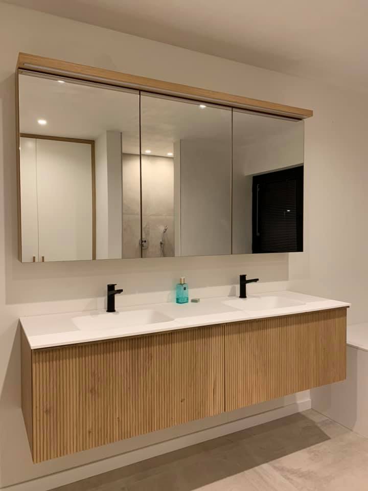 Badkamermeubel lavabo lavabomeubel eik modern spiegel spiegelkast tijdloos interieur badkmerinrichting
