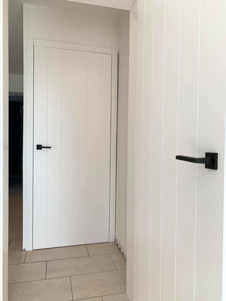 Old couttage deur binnedeur blokdeur wit zwart sosscharnieren lakwerk paintwork infreezing doors